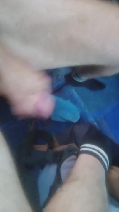 Weer aftrekken in de bus. Sperma op blauwe puma sok.