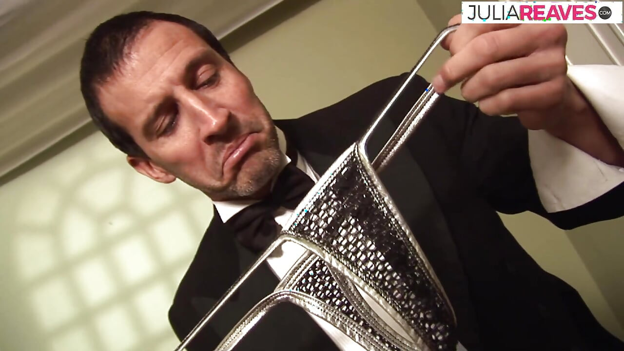 Peituda negra cavalga um pau enorme até uma gozada no cu