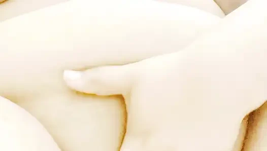 Yapraklı kız güzel bedenini ve büyük göğüslerini mastürbasyon yaparken gösteriyor