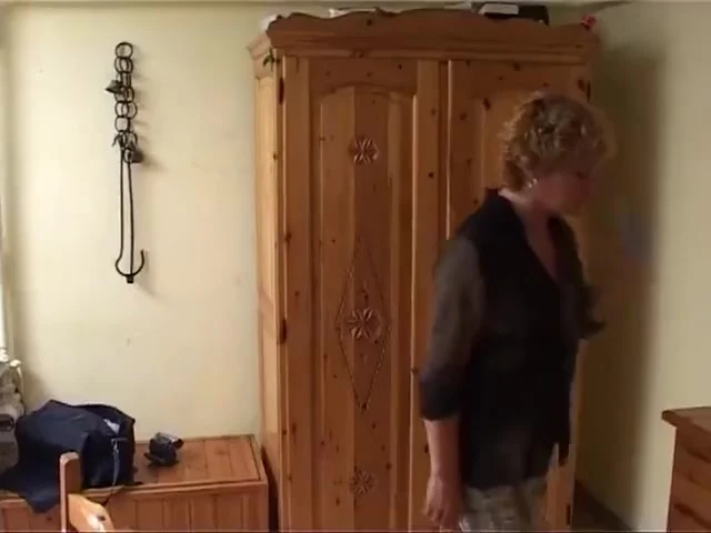 Üvey kuzenim ve orta yaşlı seksi kadın evde yalnız