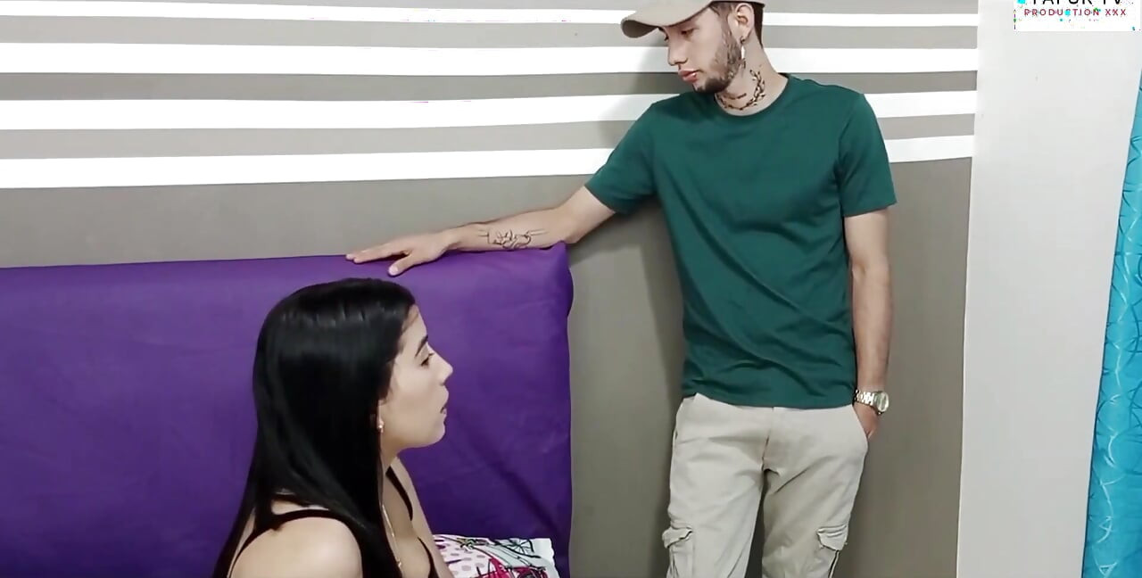 Bir porno yapımcısında bir test sunmak için üvey erkek kardeşimle bir video çekiyorum ve onu sikmek için bana büyük yarağını ödünç veriyor - bölüm 1