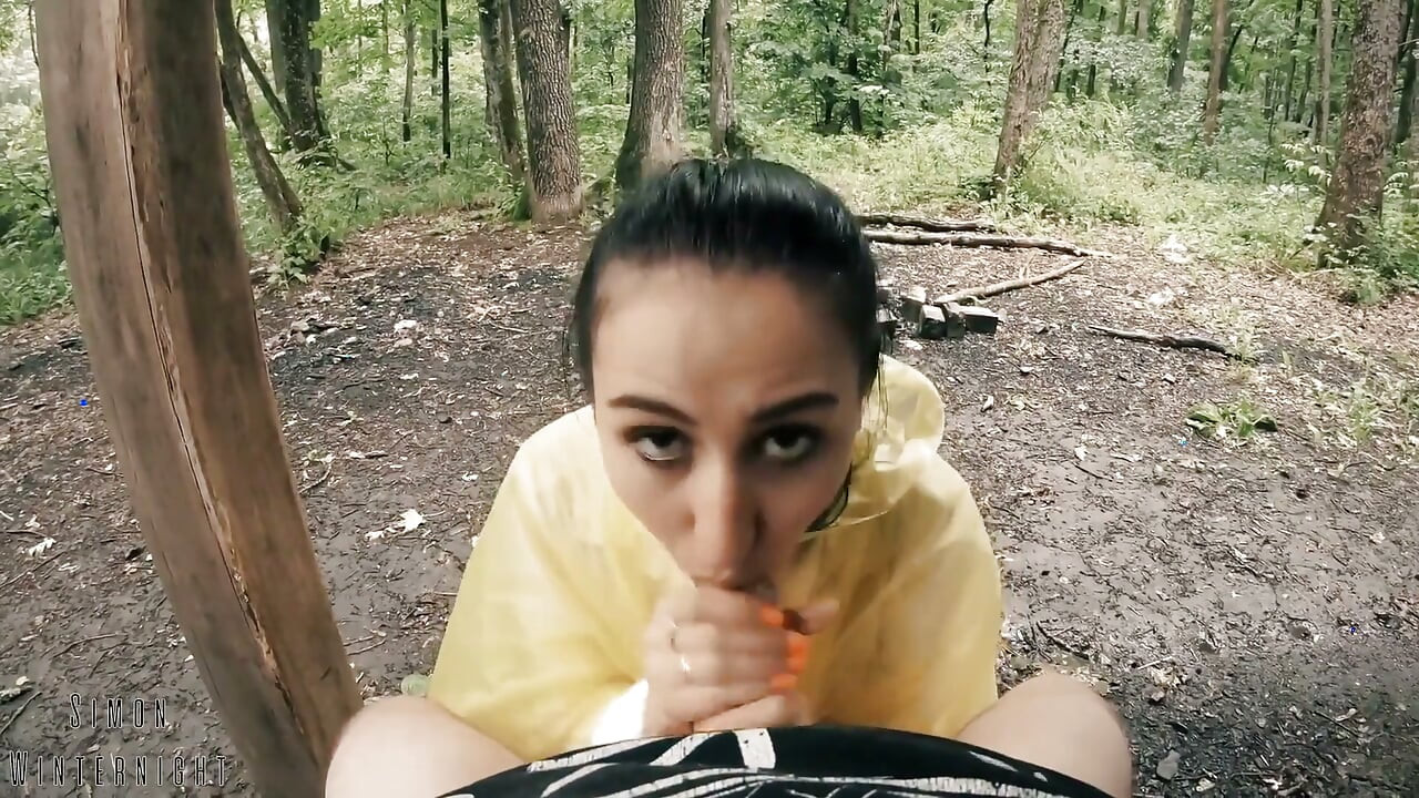 Lynn en impermeable amarillo chupando polla en el bosque - mamada al aire libre y semen en la boca