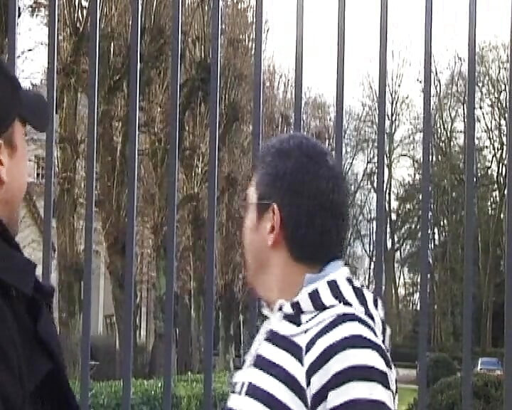 Ξανθιά Γαλλίδα πουτάνα καβαλάει δύο πούτσες πριν τις χύσεις στο πρόσωπο