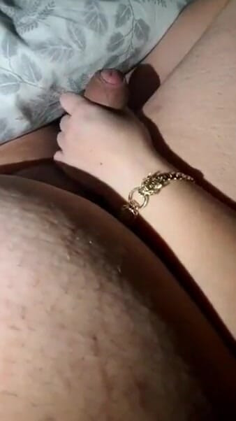 Amateur masturbación con la mano traviesa madrastra masturbándose marido en hospital | Clip 1