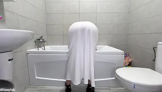Beyaz elbiseli osuruk banyoda felaket