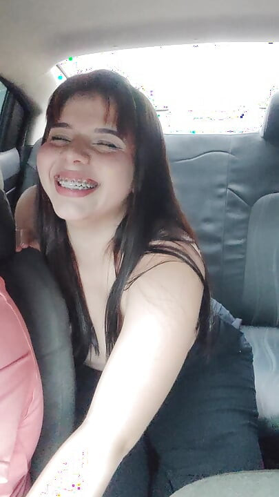 Strastveno fingerujem svoju pičku dok ne svršim ispred vozača Ubera.