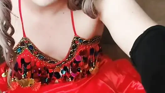 Kırmızı baştan çıkarıcı elbiseli göbek dansçısı kadın