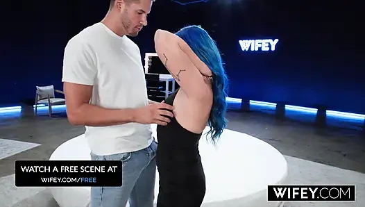 Новая женушка Кира Маккей скачет на огромном члене Дэна, пока муженек наблюдает