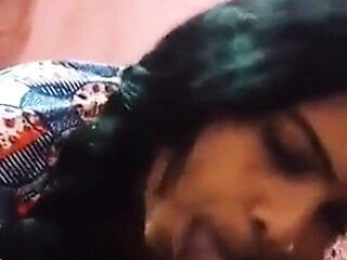 Hinduistische Ehefrau lutscht muslimischen beschnittenen Schwanz