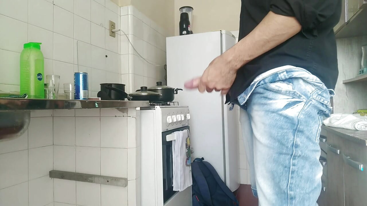אחי החורג חיכה הרבה זמן לאכול את מה שהוא השתוקק לו, אבל לא ידעתי שזה יהיה התחת הבתולי שלי - חלק 2