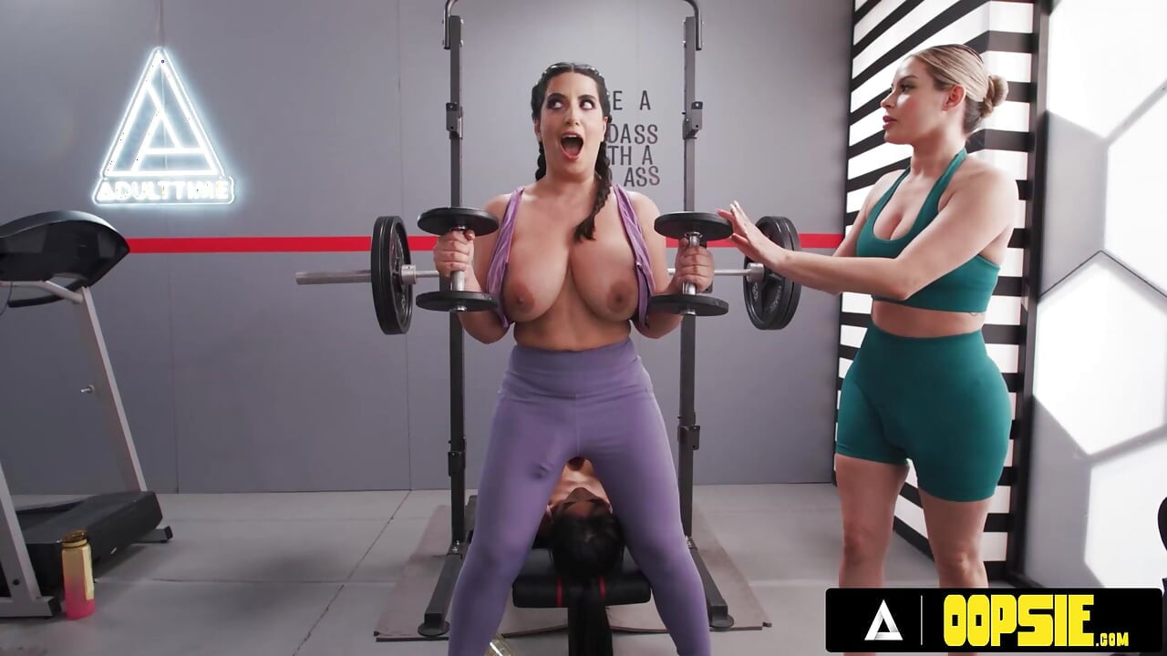 Oopsie - dos chicas distran la sesión de gimnasio de Nicole Aria convirtiéndose en un trío futa