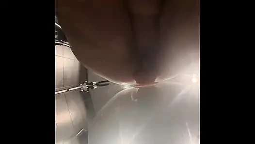 En büyük fışkırtma ile duşta dildo sikişi