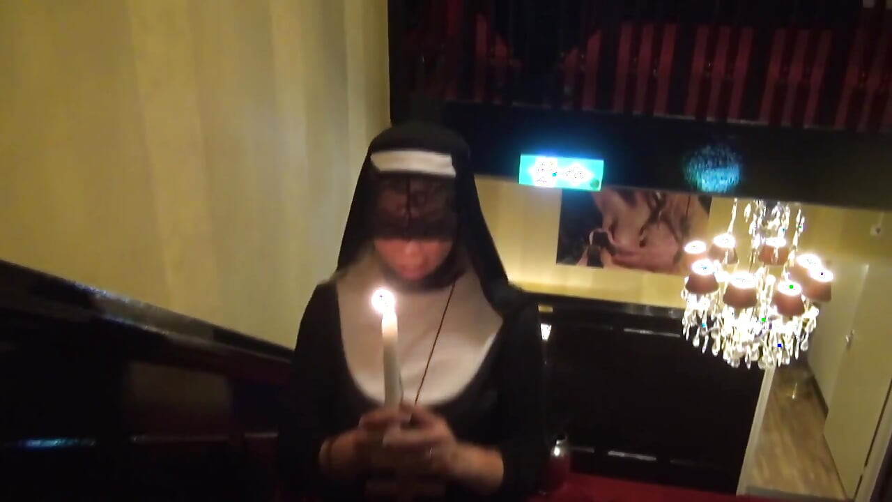 תפילה שובבה 1 נזירה לוקחת מטענים גדולים בפה