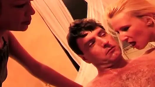 İki azgın orta yaşlı seksi kadın ıslak tükürük gözyaşları içinde yüzünü sırılsıklam yapıyor