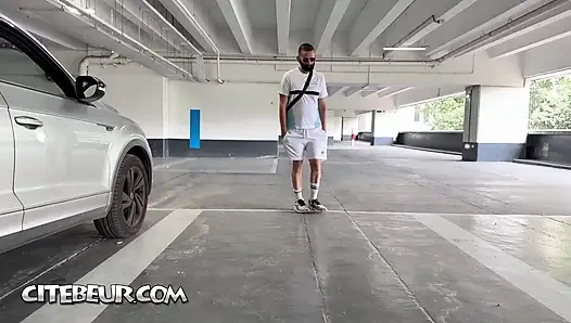 CITEBEUR.com - Bearded Arab gives his big to suck in a parking lot