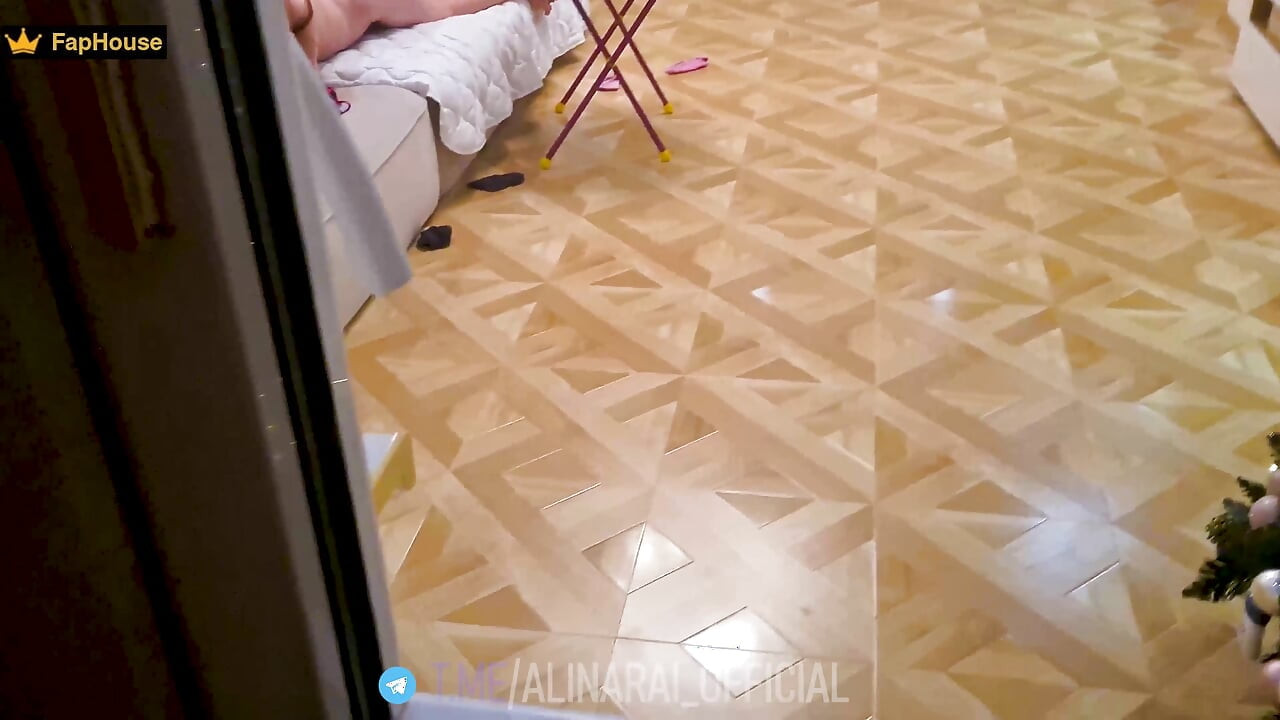 Oh no stepmom, Stepdaddy at work, who are you showing your ass to?