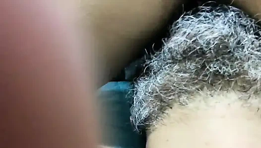 Temizlik görevlisini karımın iç çamaşırını denerken keşfettim ve hiçbir şey söylemesem almama izin vermeyi kabul etti