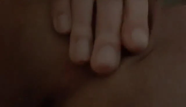 Ich fingere meinen Arsch und meine Spalte