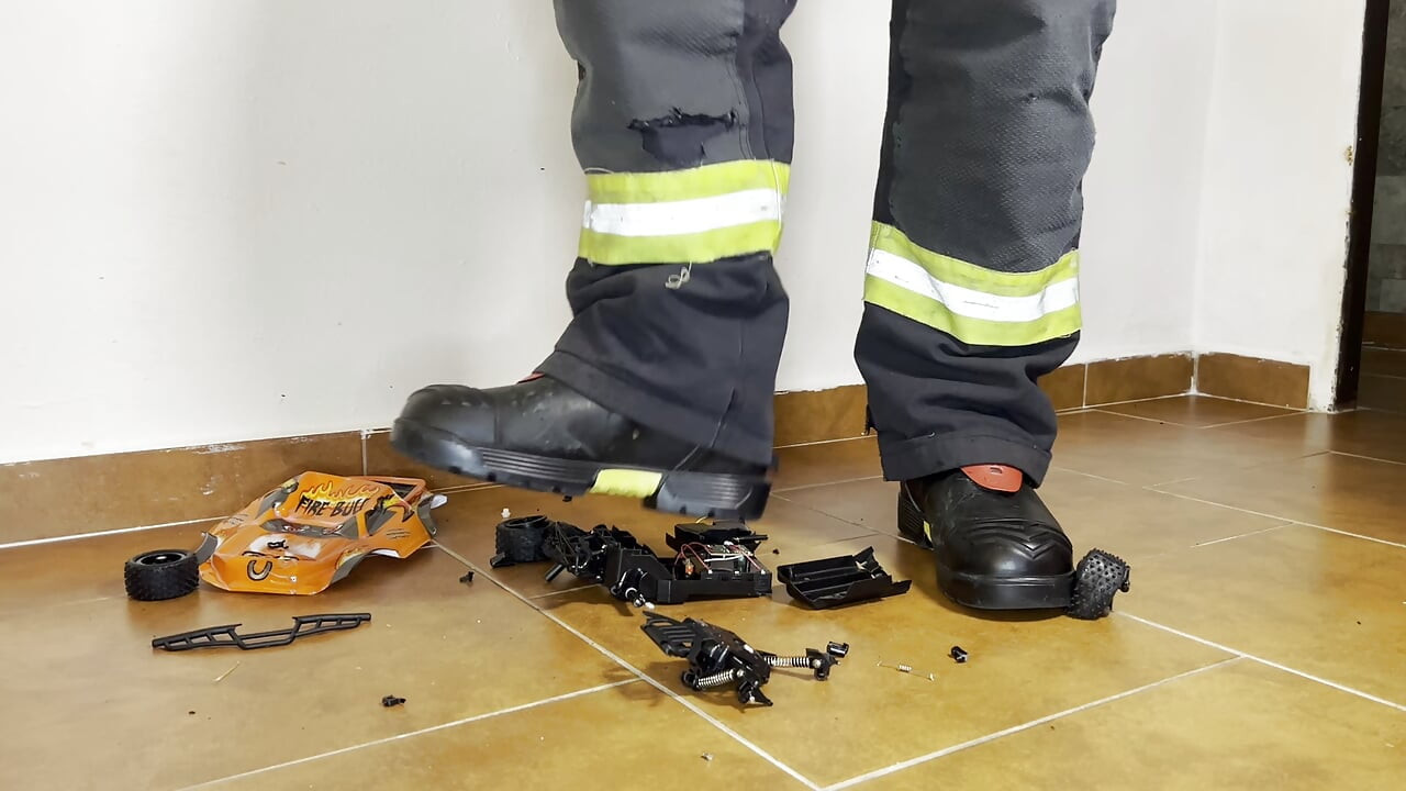 Feuerwehrmann stampft RC Auto mit Haix