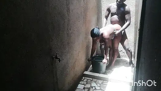 Die ehefrau meiner besten freundin rief mich in der dusche an, während sie ihre privaten teile wäscht. Ich konnte der Versuchung nicht widerstehen.