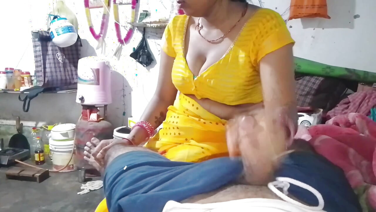 Cunhada na cozinha, a cunhada tirou a água da terra do cunhado, mostrando peitos grandes com as mãos audio hindi.