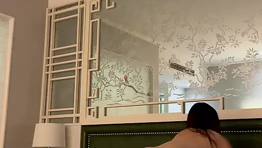 Lulu wild - lulu si cewek sange dengan tubuh aduhai lagi asik ngentot memeknya di depan jendela hotel!