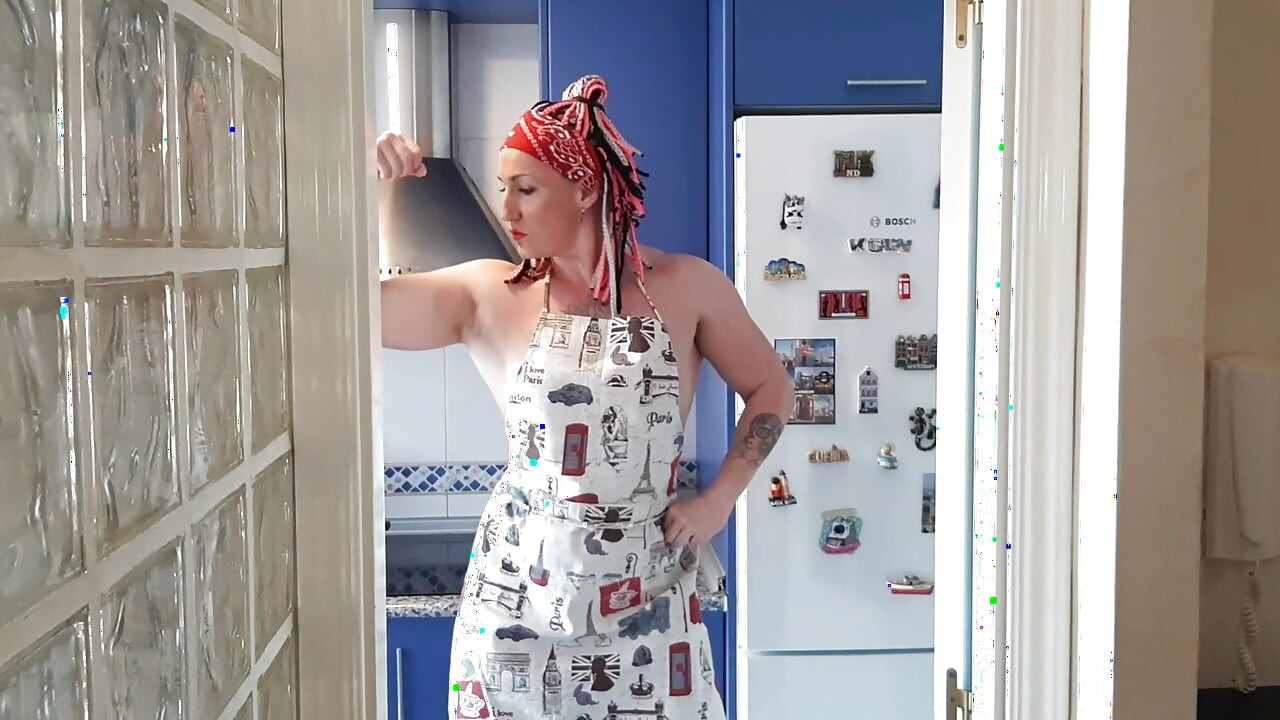 Fodendo minha bunda e buceta na cozinha