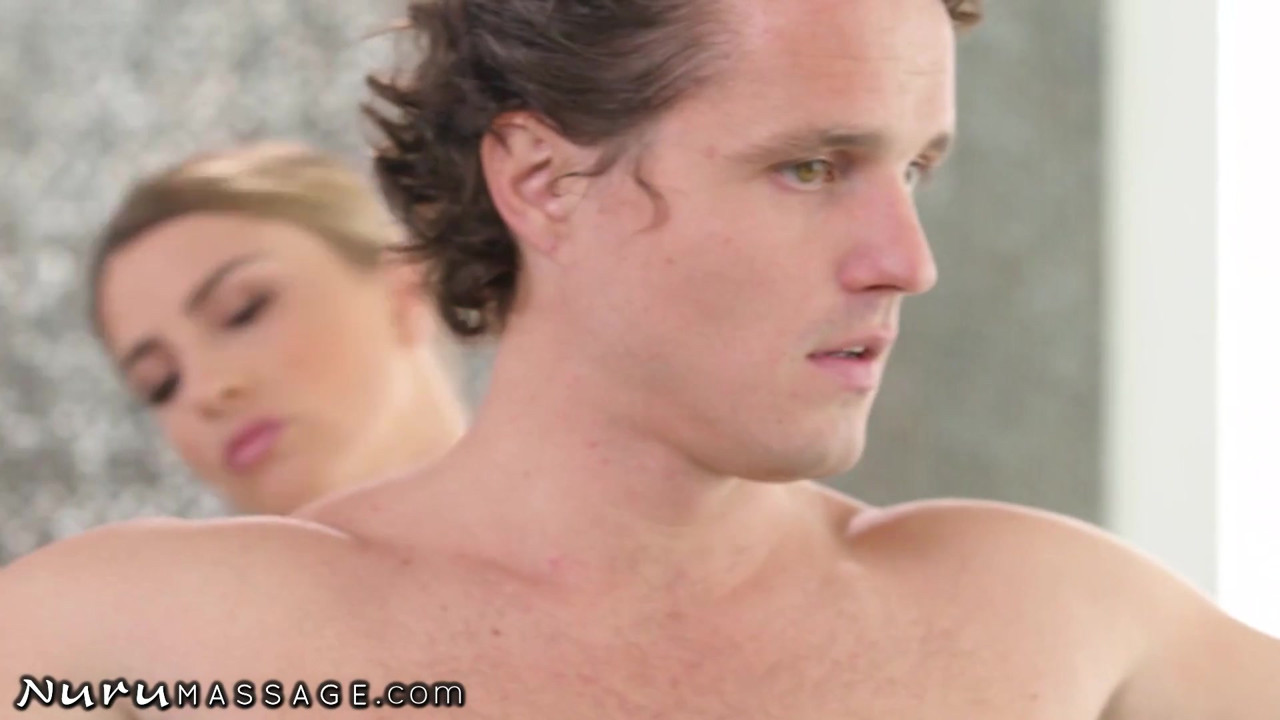 ニュールマッサージのクリステン・スコットが彼をストリップさせる！