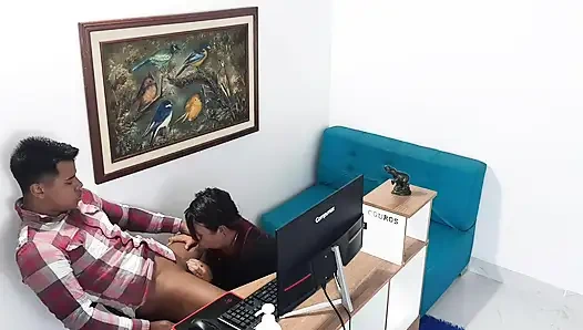 Sekretaris dan bos waxing di kantor mereka