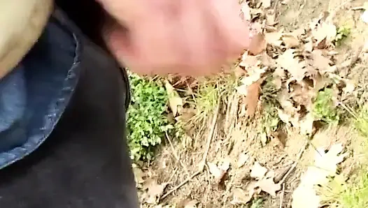 Мама Andrea в парке занимается сексом с молодыми геями