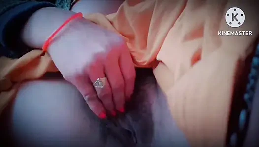 Solo girl goes on all fours to enjoy lots of fingering