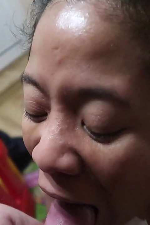 Indonesian Girl Open Her Mouth for Cumshot