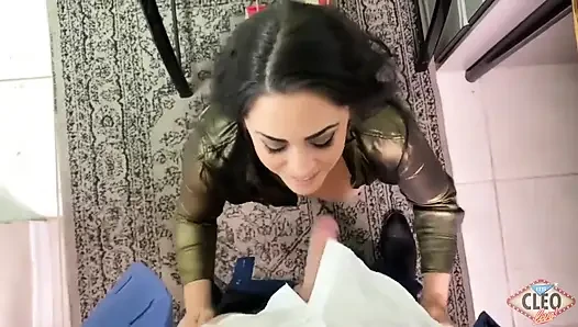 Cleo nyepong kontol bosnya di lobi kantor!!