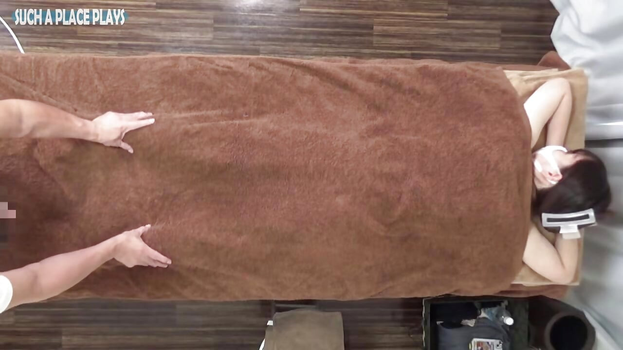 Graceful Return, Petite Beauty with Mature Charm Requests a Luxurious Extended Oil Massage - 1
