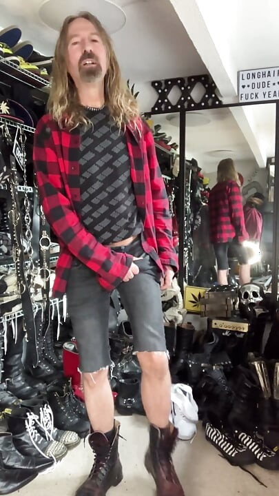 Longhairdude in Army Boot, Cutoff Jeans, Red Flannel Shirt Wanks and Cums