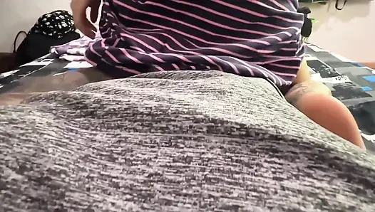Gara-gara nggak percaya, adik tiriku suka banget ngelakuin ini sama aku