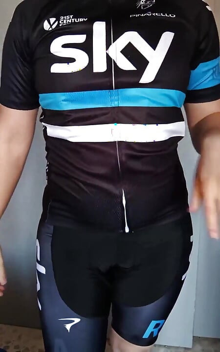 אישה מסתובבת מתחממת אחרי השיעור
