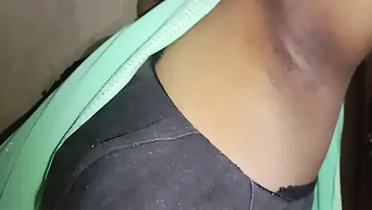 Ich ging zum haus meiner stieftante und sie war so schön in einer sari, dann packte ich ihre brüste und teilte ihr Bett.