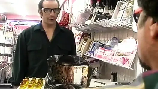 Sarışın orta yaşlı seksi kadın amcık ve göt birden fazla adam tarafından dolduruluyor