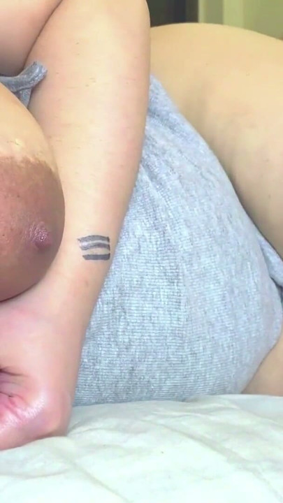 Madrastra cachonda se la cogen por atrás con sus tetas grandes balanceándose y sus tetotas rebotando. | Clip 3