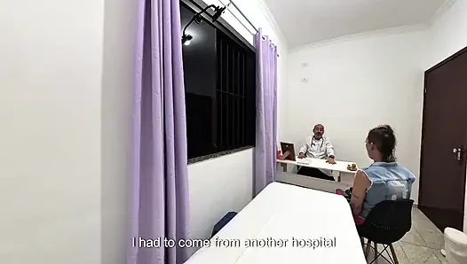 Orthopädische Ärztin zieht sich der Patientin aus und ejakuliert auf ihrem Gesicht.