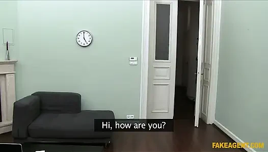 Fake Agent - amateur denisa lutscht den beugbaren schwanz des agenten und bekommt nach heißem blowjob eine gesichtsbesamung