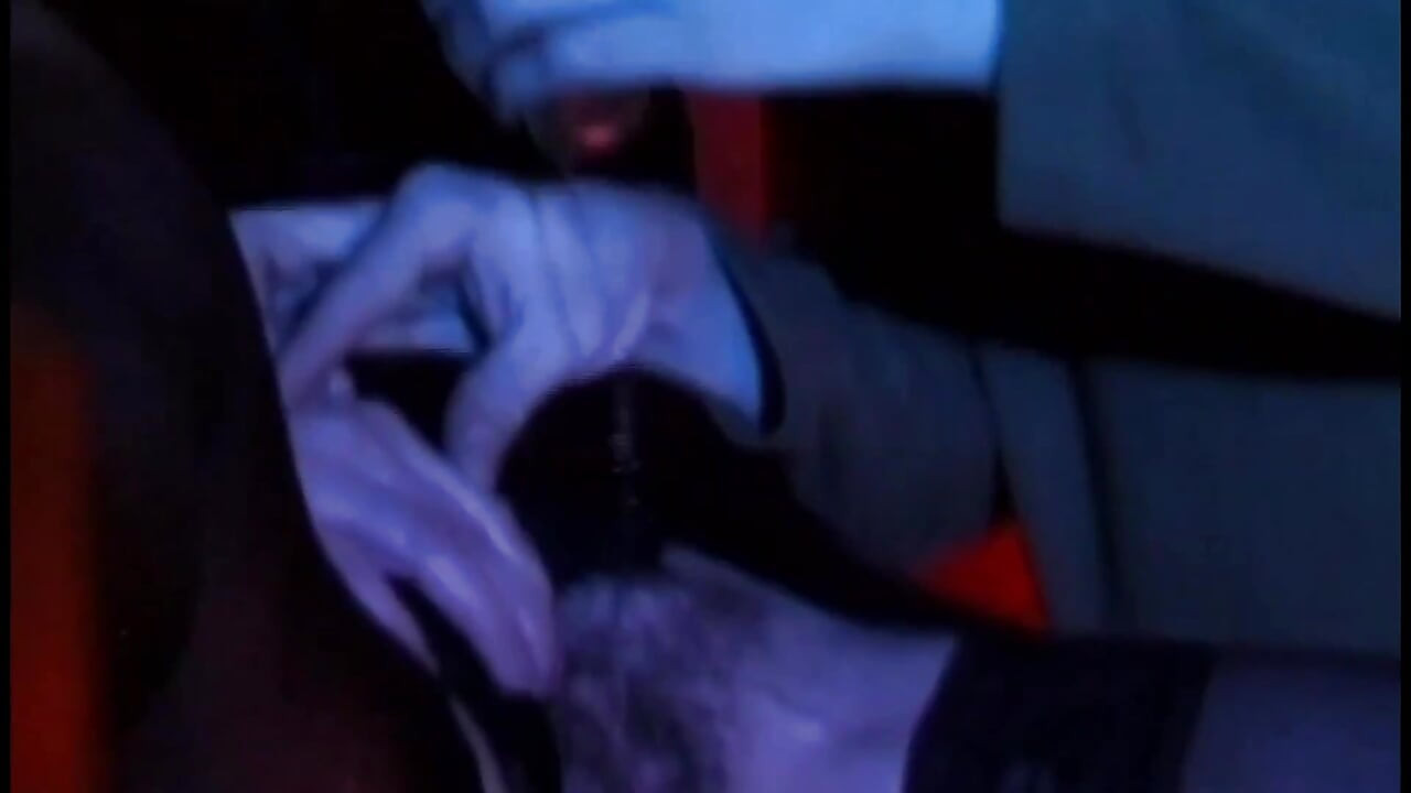 Ova droljasta MILF uzima mladi kurac u baru