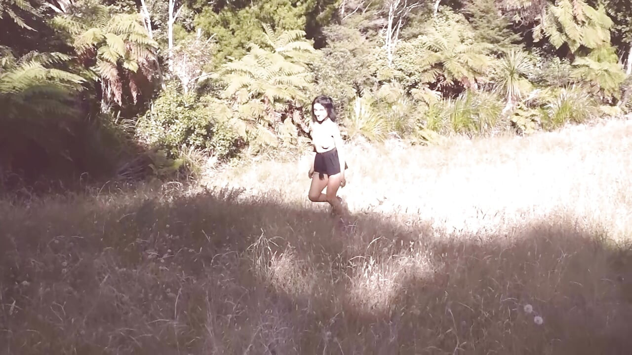 Orman perisi erkek delisi wyld yasmin ormanda üstsüz koşuyor ve dans ediyor