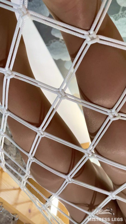 Deusa vestida de nylon na rede: escrava lambe através da meia-calça e calcinha