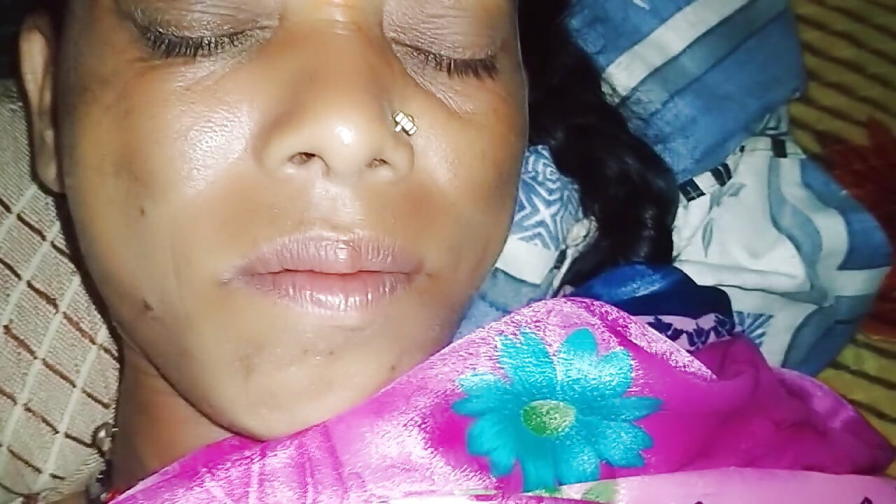 Pada hari Raksha Bandhan, dia menyetubuhi saudara tirinya dan membuatnya menjadi memek.