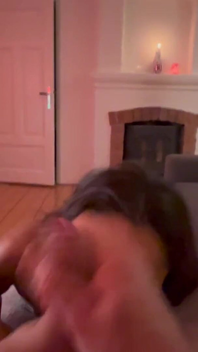 รุ่นแม่น่าเย็ดสุดฮอตอมควยที่น่าทึ่งให้ผัวและกลืนน้ําเงี่ยนหลังเลียตูด | คลิป 3