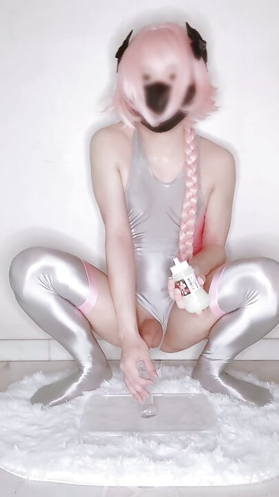 Astolfo Femboy jeździ dildo i spuści w błyszczącym stroju kąpielowym