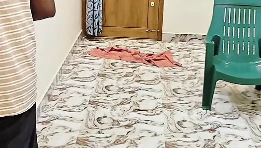 Hintli iki arkadaşı tarafından sikiliyor