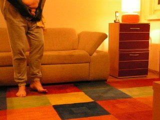 Pissen auf Füßen, Teppich und Couch